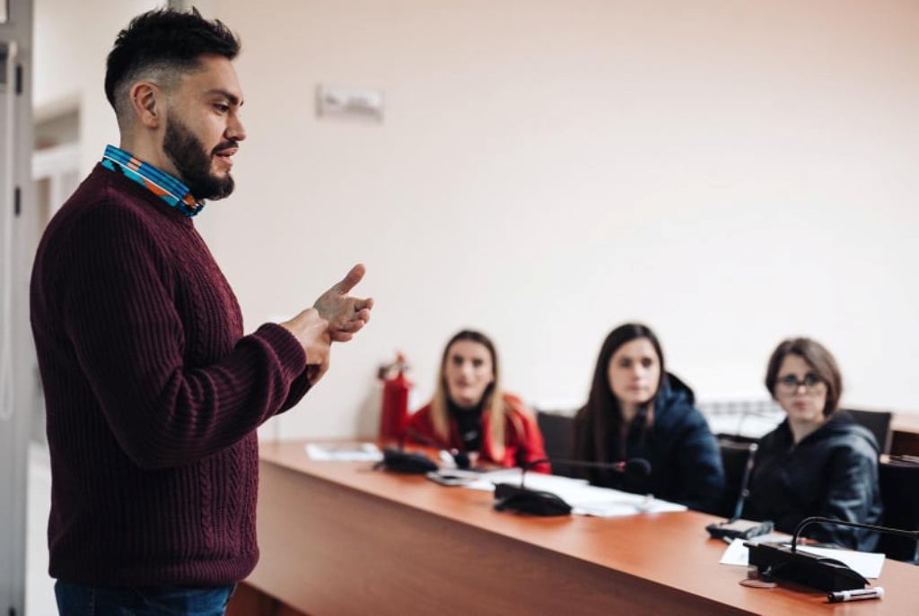 Dita e dytë e trajnimit të studentëve të programeve të studimit “Gazetari” dhe “Gazetari-Anglisht” në Universitetin e Elbasanit, pjesë e projektit të USAID “Drejtësi për të Gjithë”, Uniel