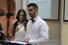 “Ejani studioni në Elbasan!” Ambasadori amerikan Donald Lu takim me studentë të Universitetit të Elbasanit, Uniel