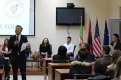 “Ejani studioni në Elbasan!” Ambasadori amerikan Donald Lu takim me studentë të Universitetit të Elbasanit, Uniel