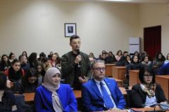 “Ejani studioni në Elbasan!” Ambasadori amerikan Donald Lu takim me studentë të Universitetit të Elbasanit, Uniel