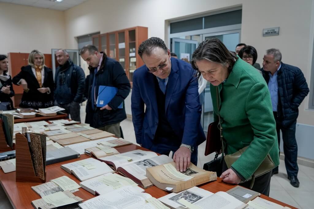 Universiteti i Elbasanit çeli ekspozitën e “Fondit të Librit Christian Gut”, Uniel